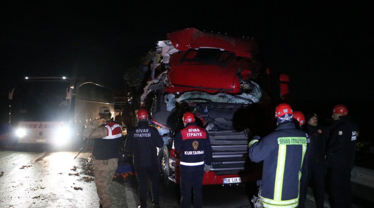 i Hurdaya dönen tırdan sürücü sağ çıktı