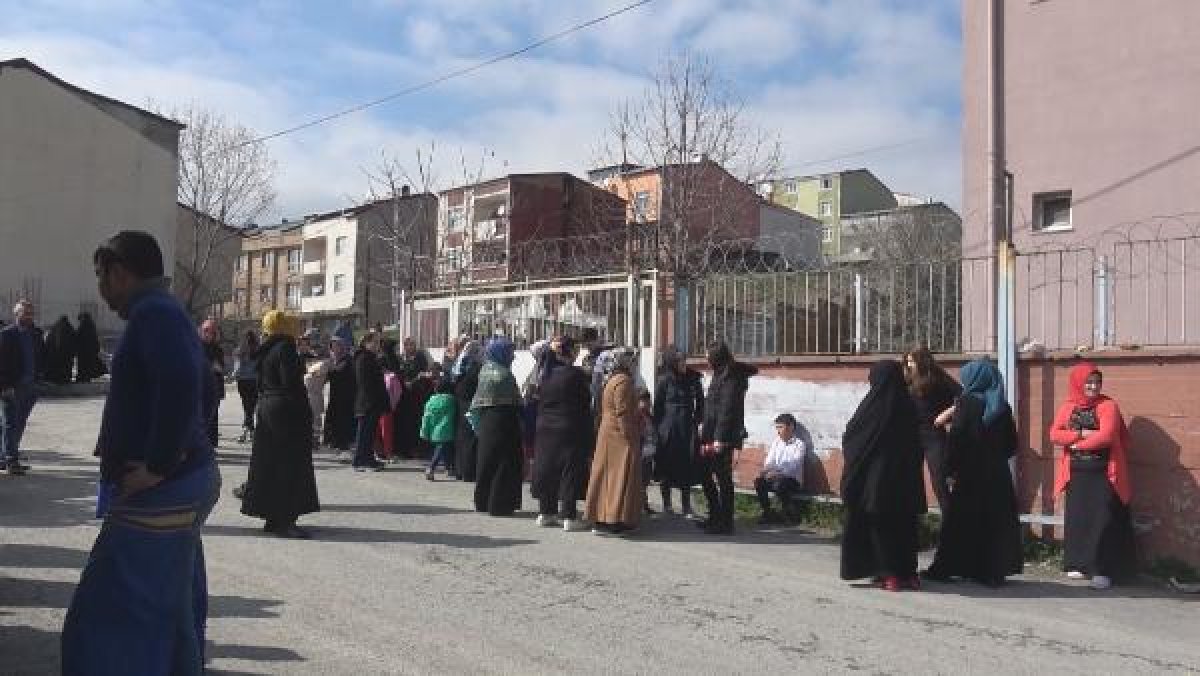 d İstanbul'da bir öğretmen kitabı nedeniyle işinden oldu