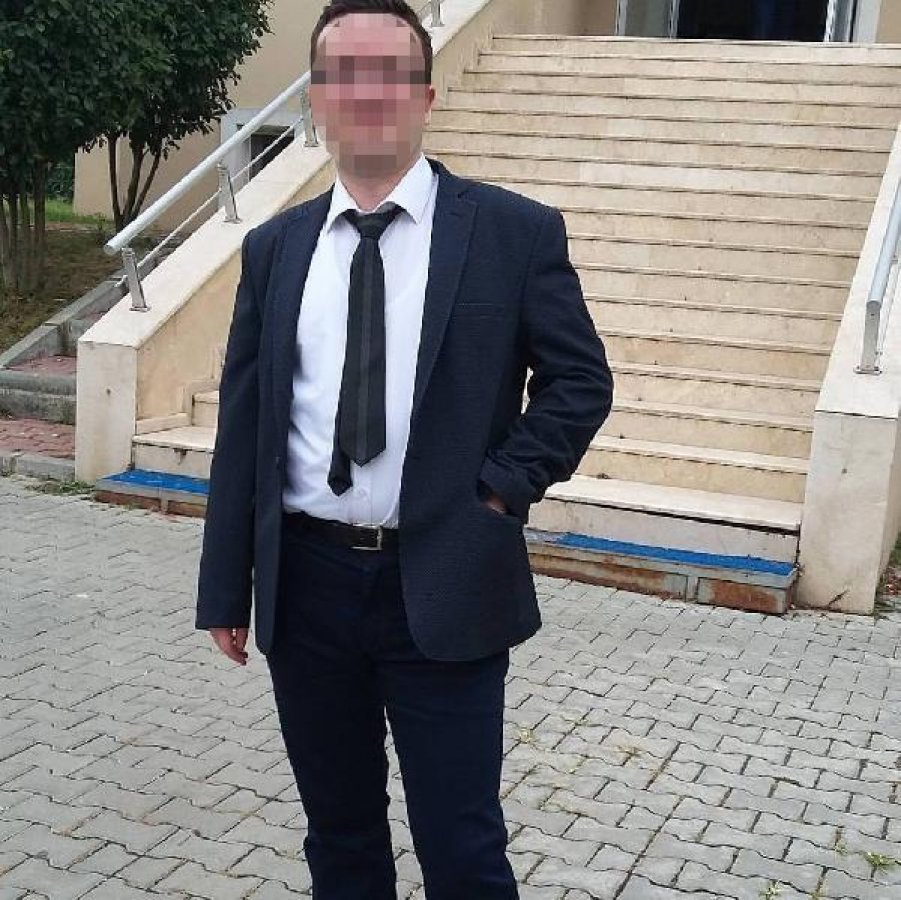 d İstanbul'da bir öğretmen kitabı nedeniyle işinden oldu