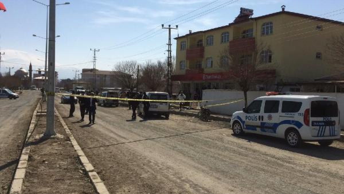 Iğdır'da ATM'den para çeken genç saldırıya uğradı