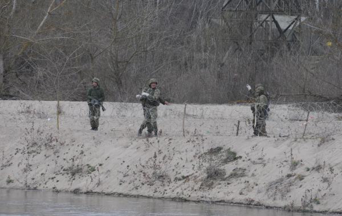 d Yunanistan Meriç kıyısına dikenli ve jiletli tel çekiyor