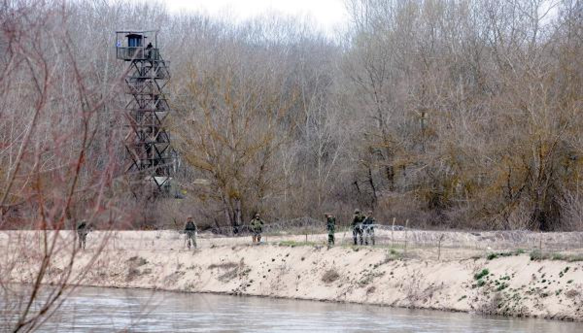 d Yunanistan Meriç kıyısına dikenli ve jiletli tel çekiyor