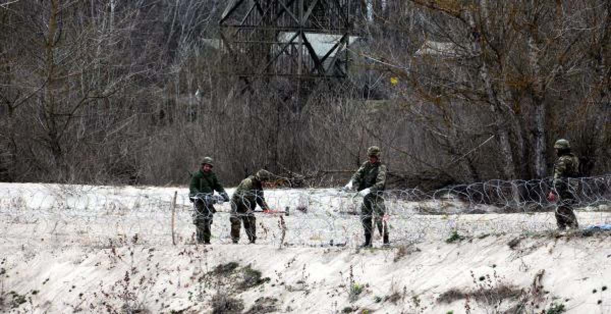 d Yunanistan Meriç kıyısına dikenli ve jiletli tel çekiyor