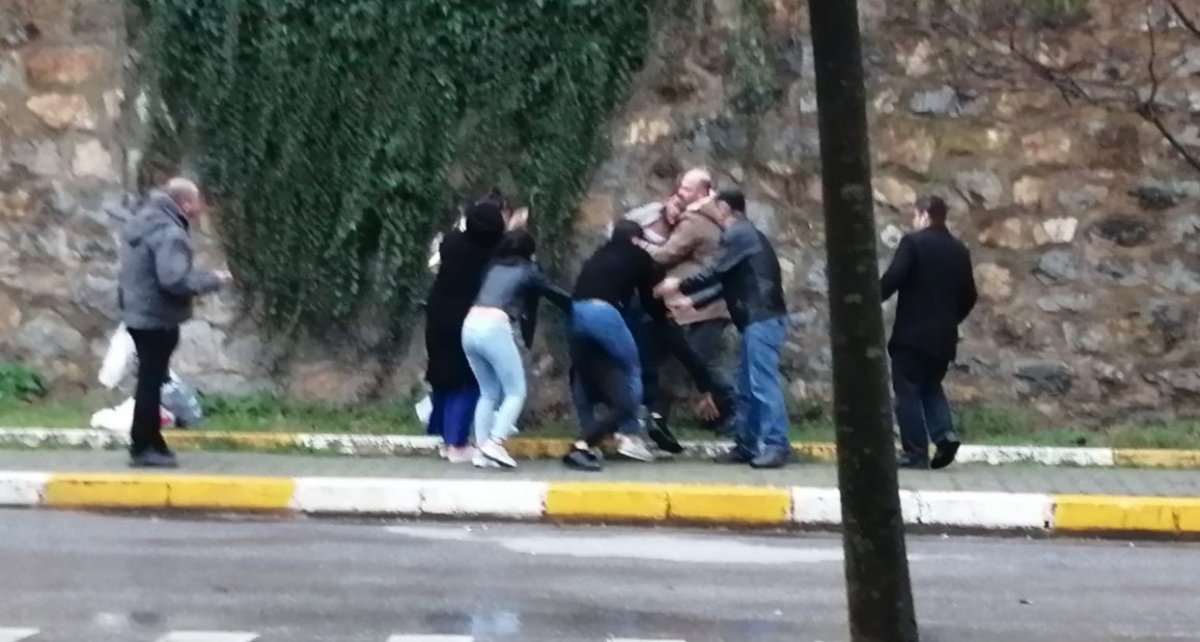 Pendik’te 3 kadın ve 2 erkek sokak ortasında kavga etti
