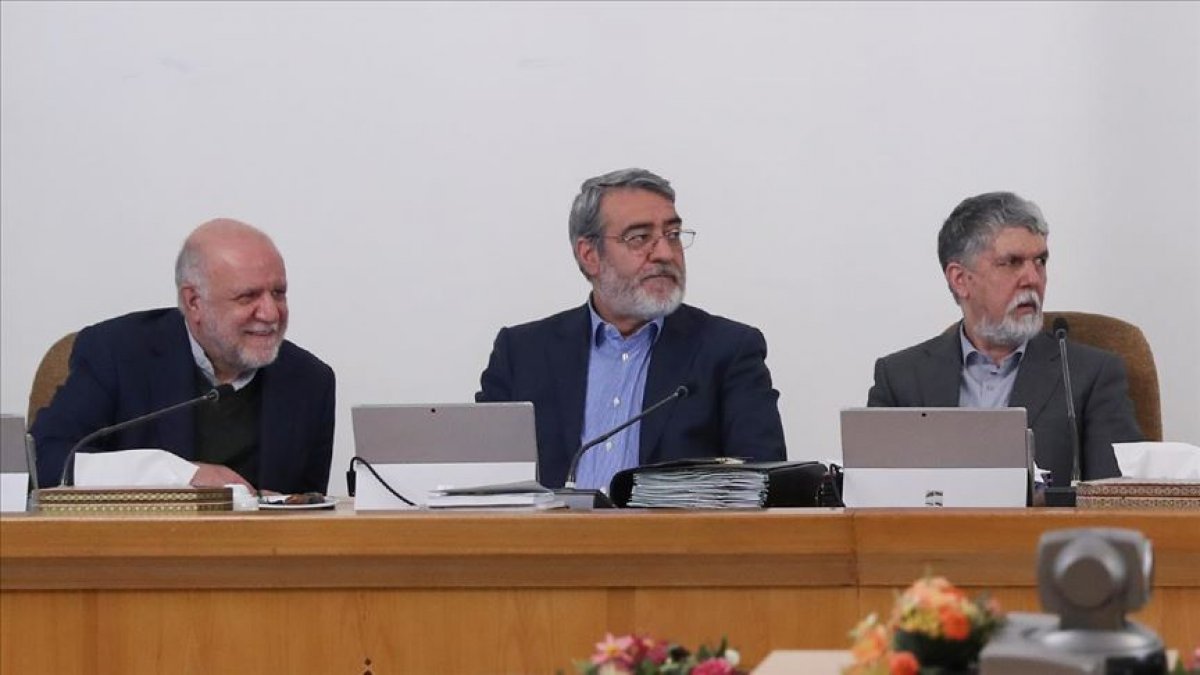 İranlı bakan koronayı atlattı