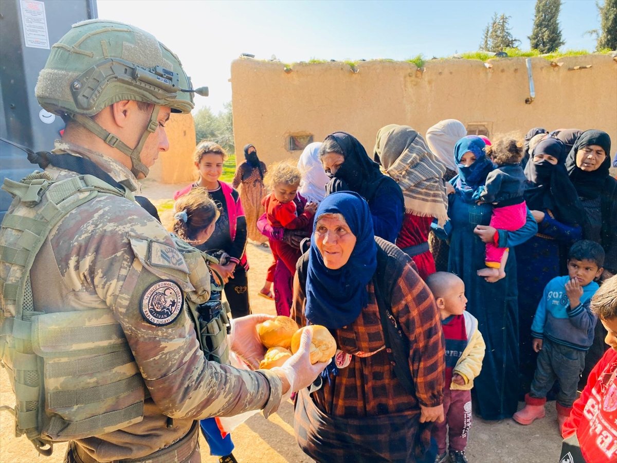 a Mehmetçik ekmeğini Tel Abyadlılar ile paylaşıyor