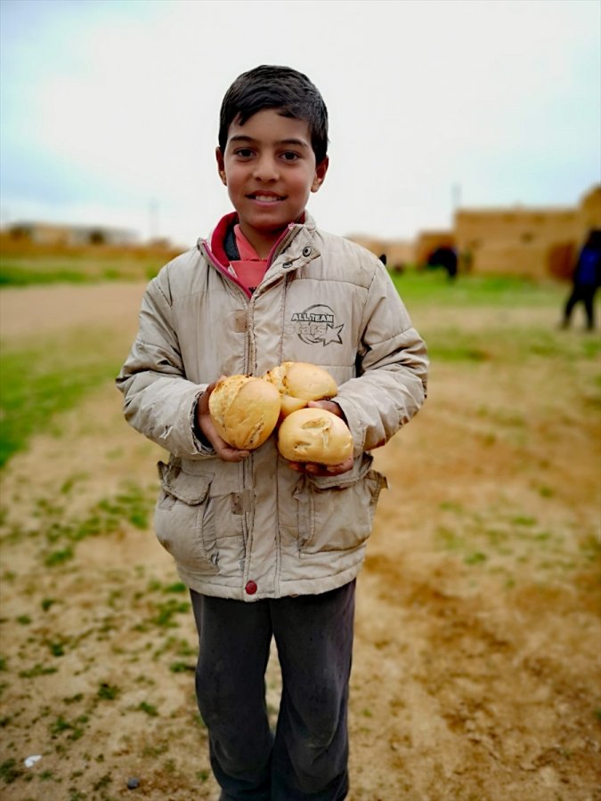 a Mehmetçik ekmeğini Tel Abyadlılar ile paylaşıyor