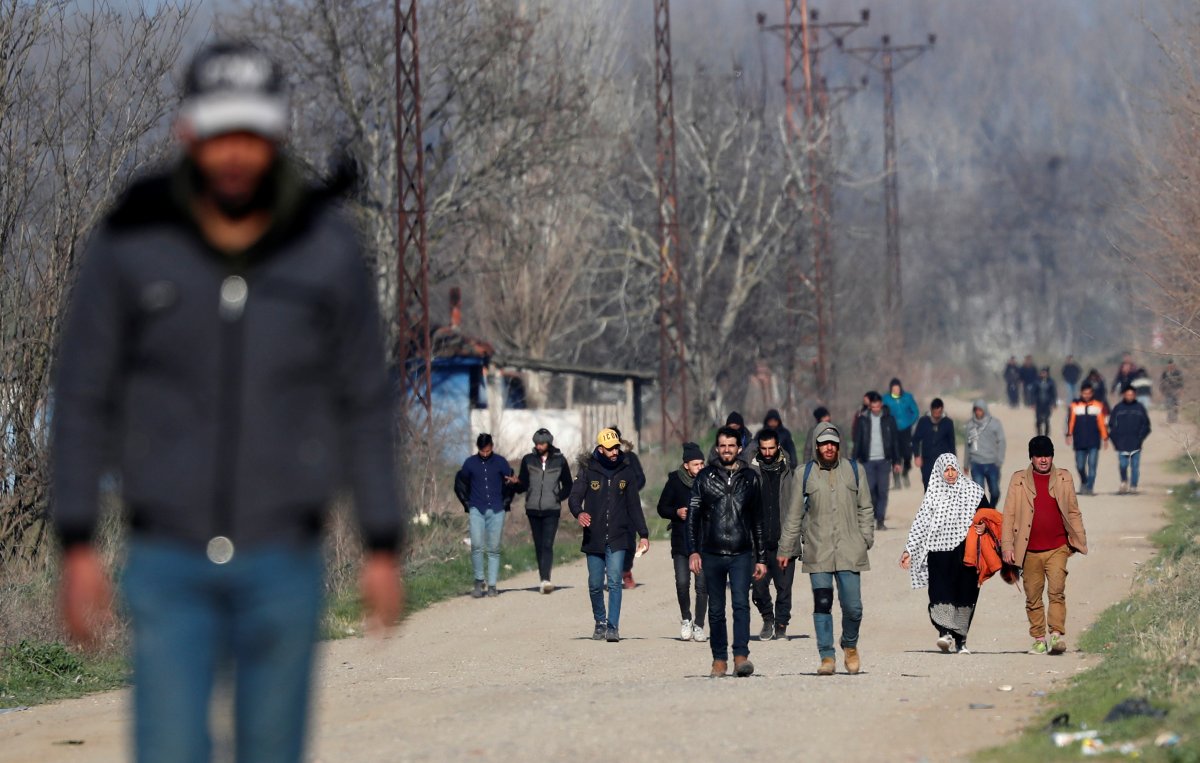 r AB: Mültecilere 2 bin euro verelim, gitsinler