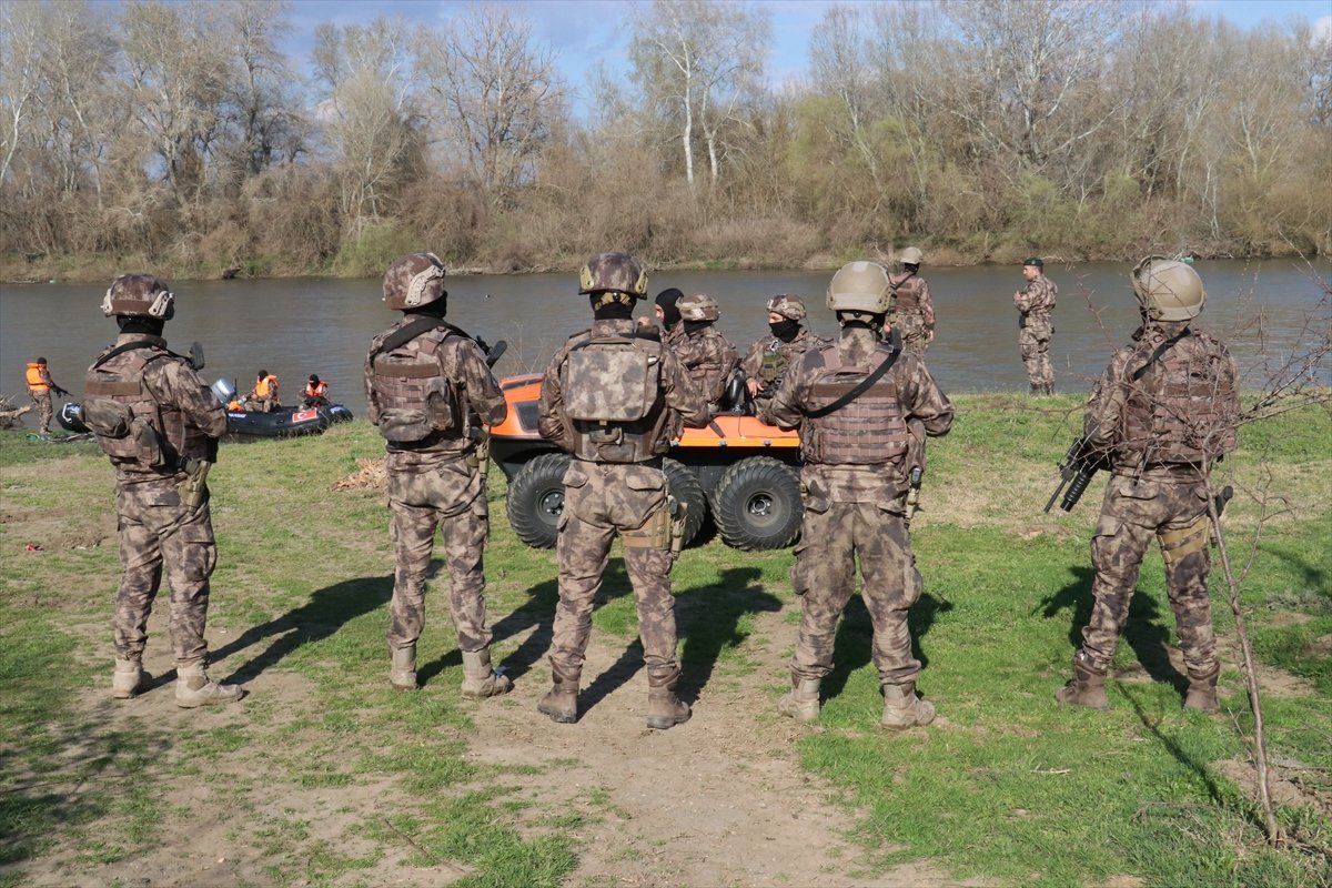 a Özel harekatçılardan Yunan sınırında devriye