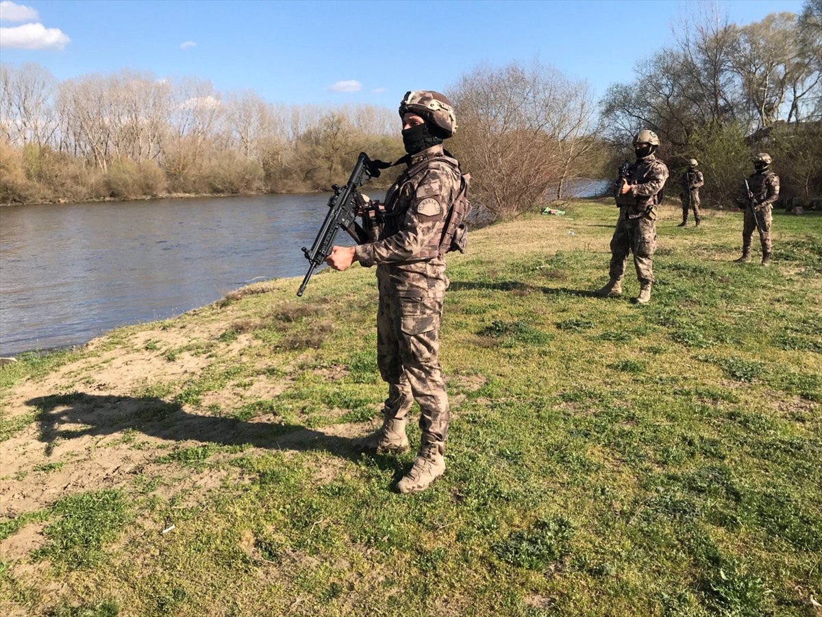a Özel harekatçılardan Yunan sınırında devriye