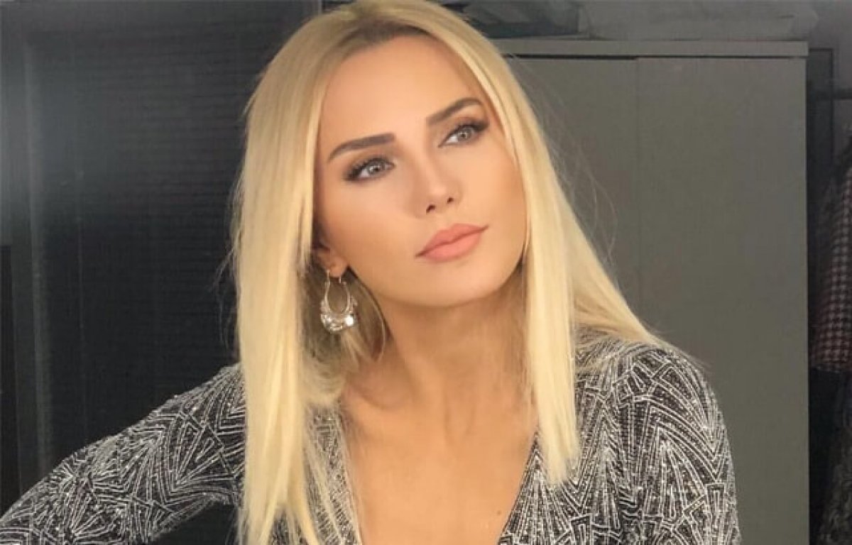 Ece Erken, arabaların aynalarını kırdı