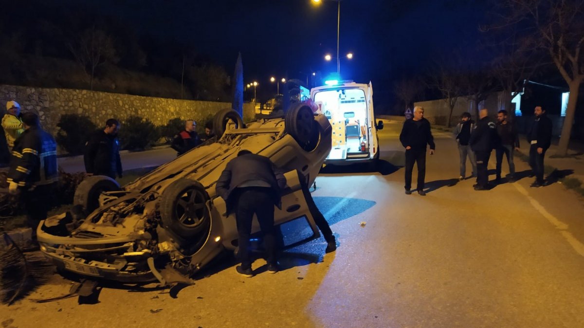 i Balıkesir'de polisten kaçmak isteyen araç takla attı