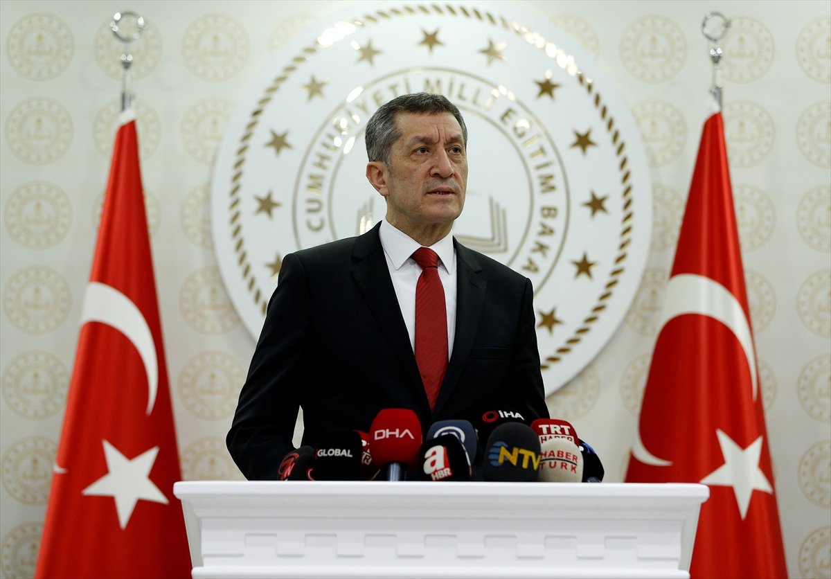 a Bakan Selçuk: Ders ortamı evlere taşınacak
