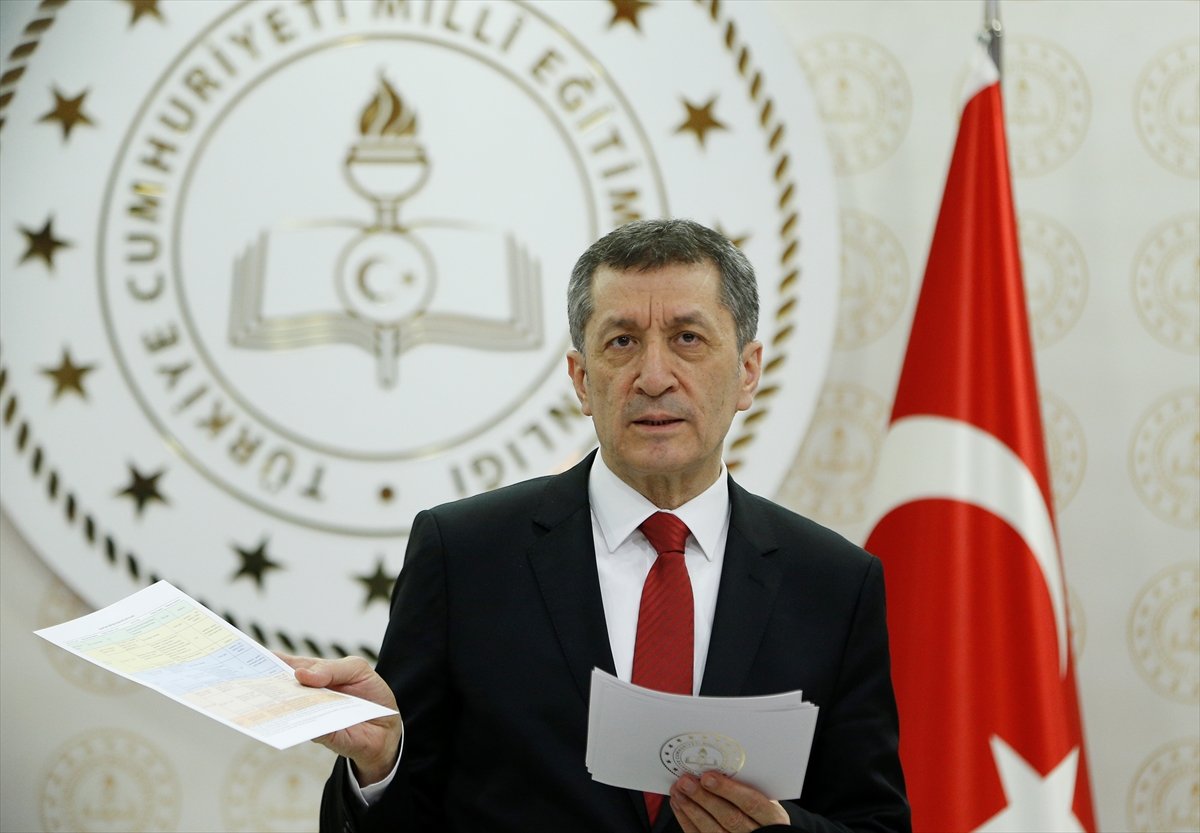 a Bakan Selçuk: Ders ortamı evlere taşınacak