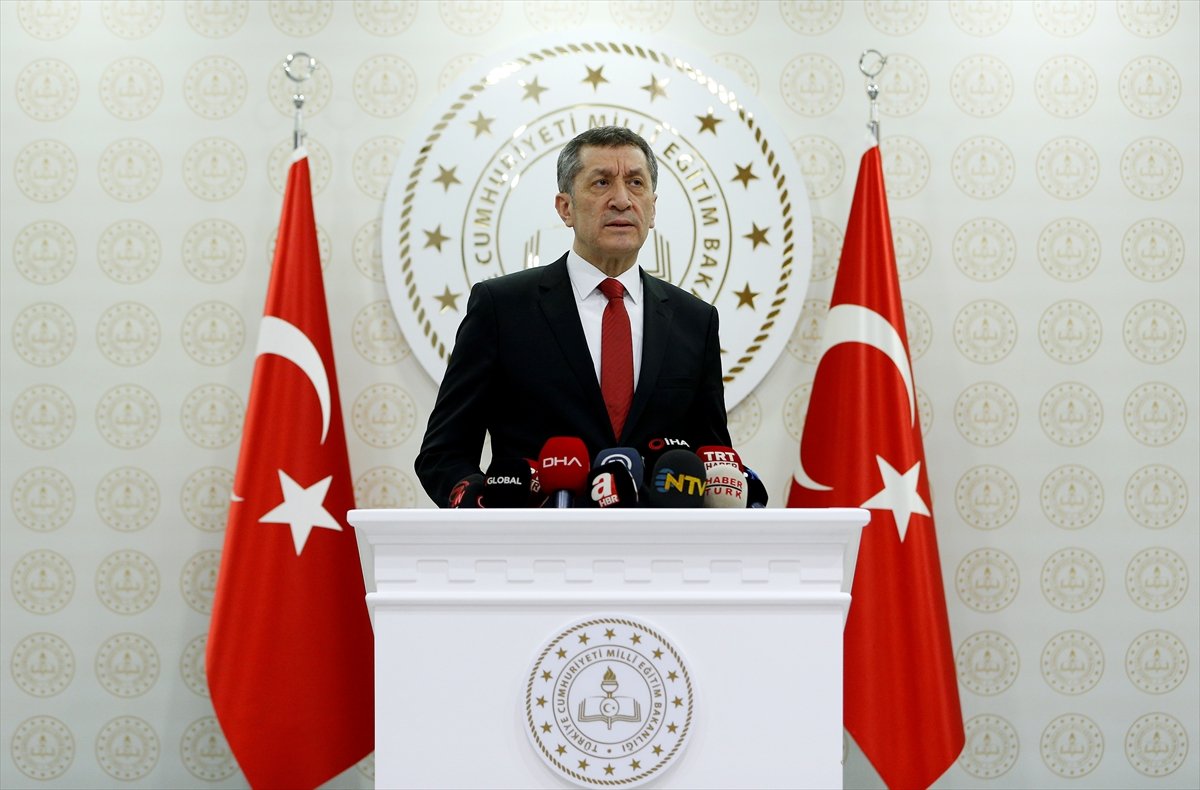 a Bakan Selçuk: Ders ortamı evlere taşınacak