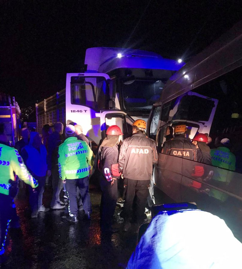 i Zonguldak'ta tır ile okul servisi çarpıştı: 1 ölü