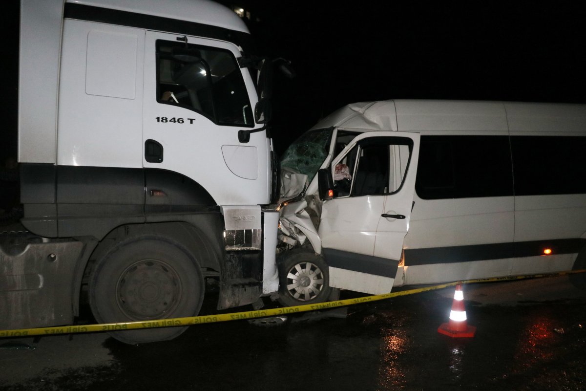 i Zonguldak'ta tır ile okul servisi çarpıştı: 1 ölü