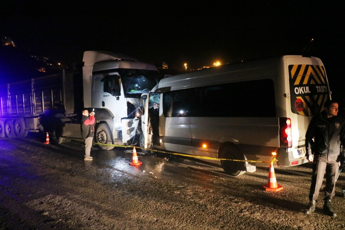 i Zonguldak'ta tır ile okul servisi çarpıştı: 1 ölü