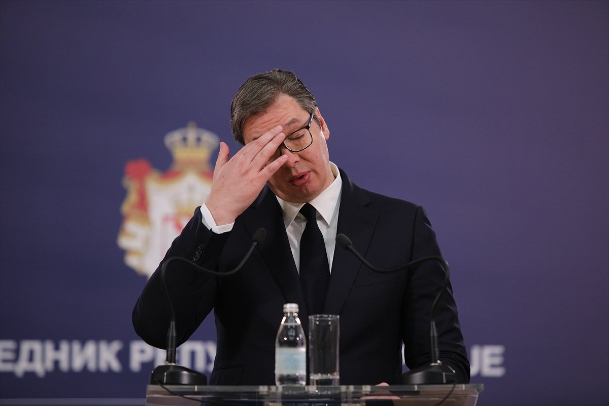 a Sırbistan Cumhurbaşkanı öksürük krizine girdi