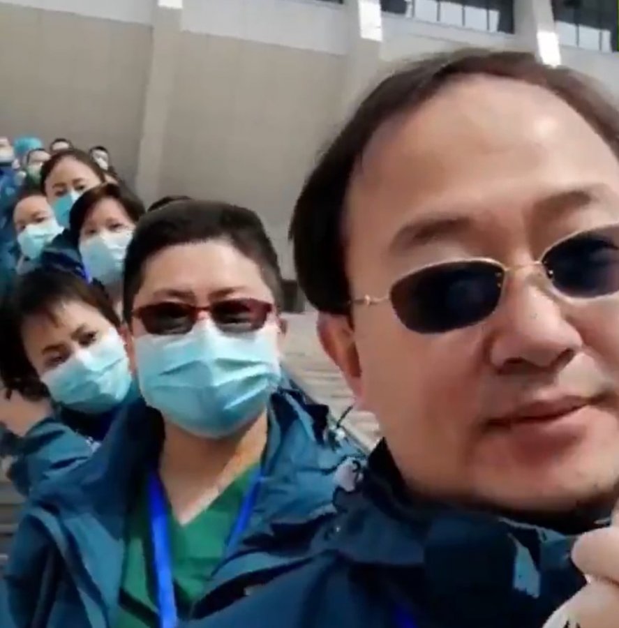 Çin'de doktorlar maskelerini çıkardı