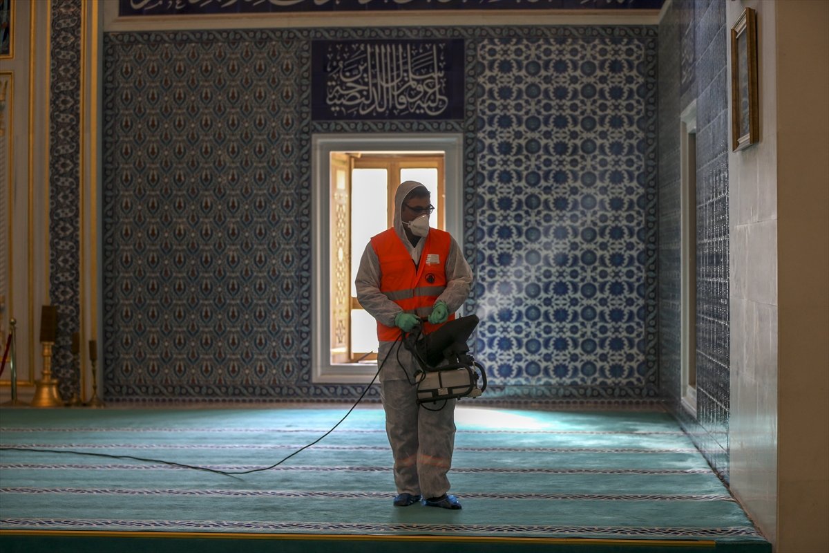 Camiler, koronaya karşı dezenfekte edildi