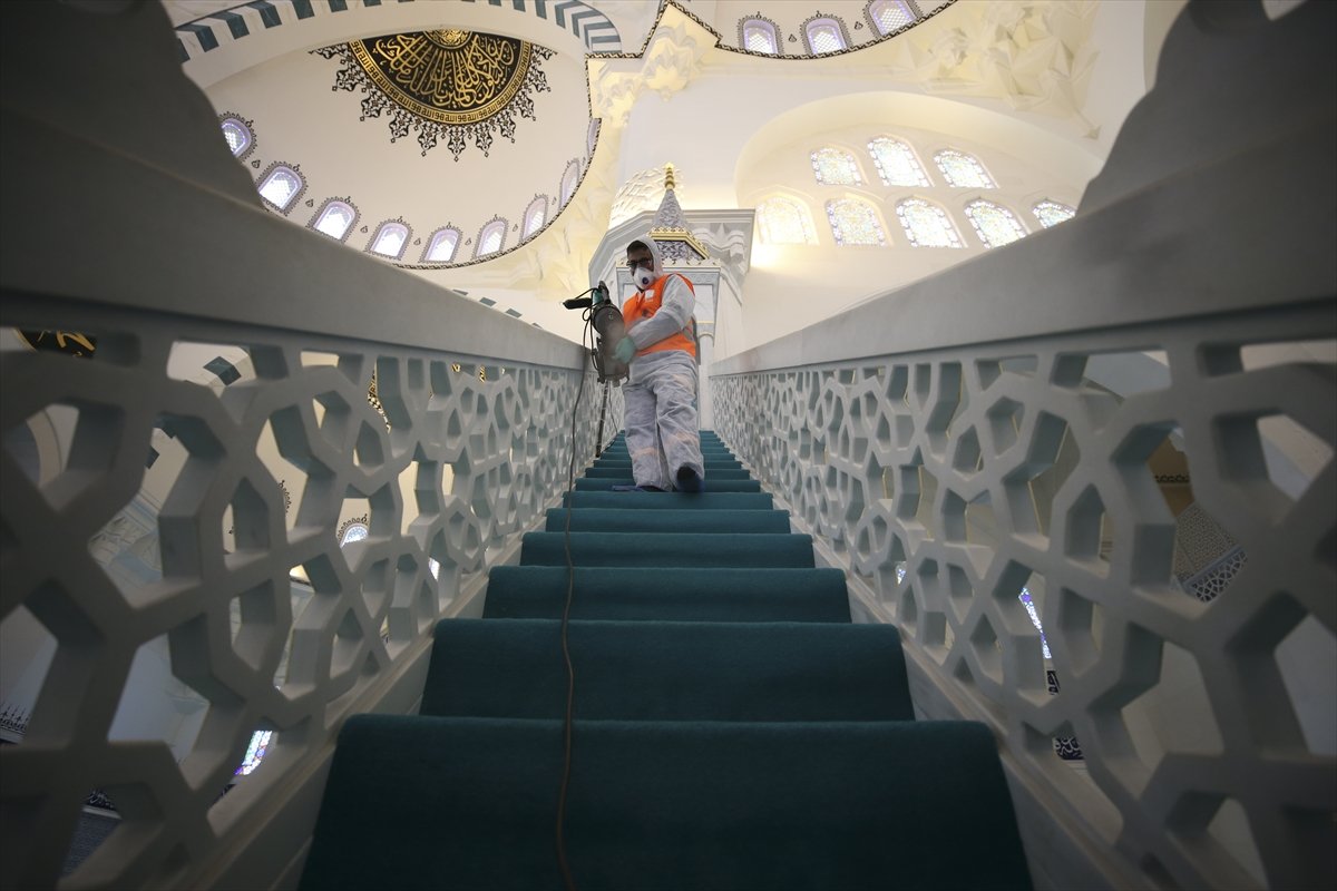 Camiler, koronaya karşı dezenfekte edildi