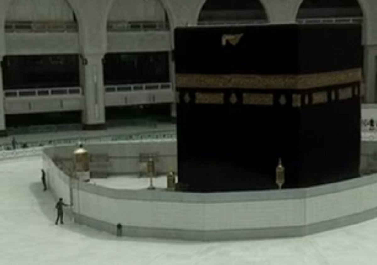 i Kabe’de cuma namazı tavaf alanının dışında kılındı