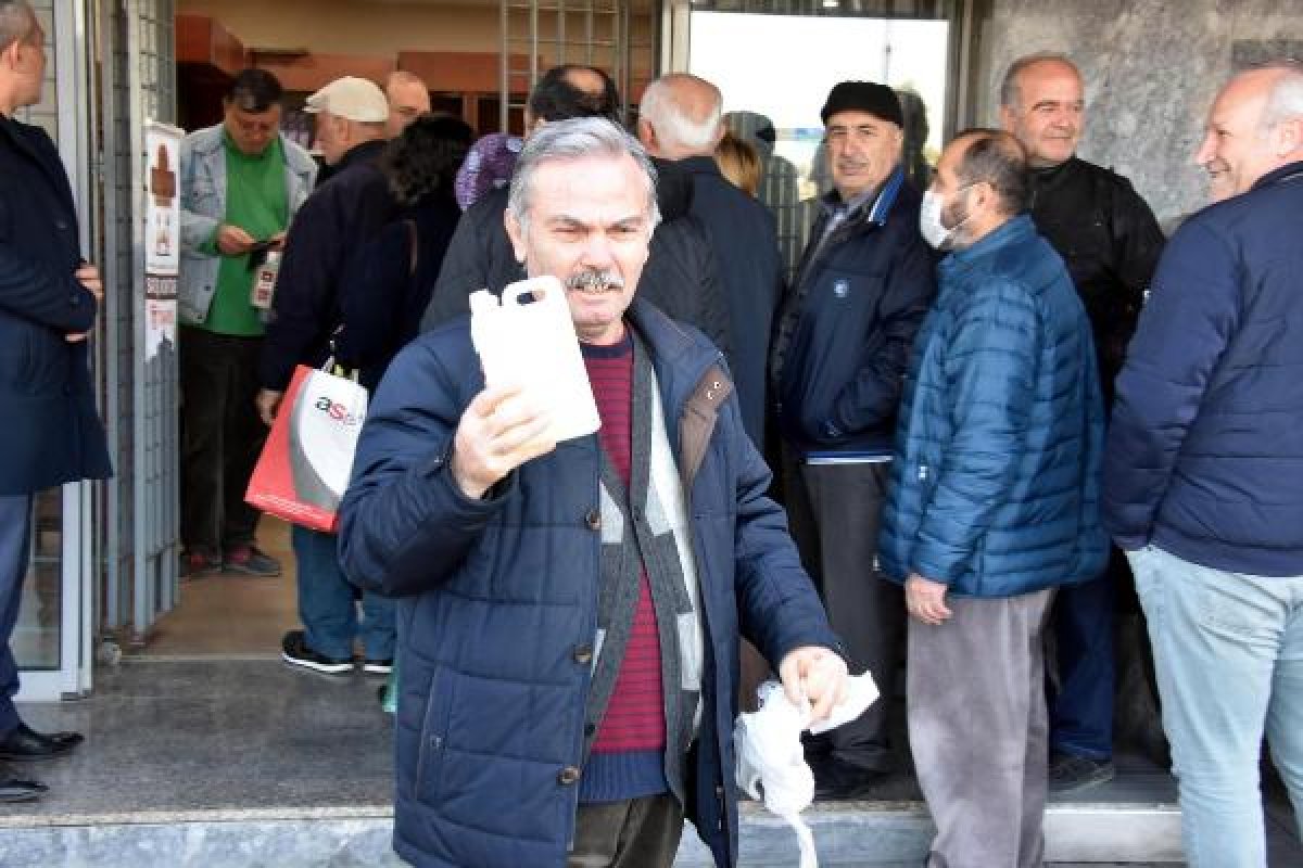 d İzmir'de kolonya kuyruğu