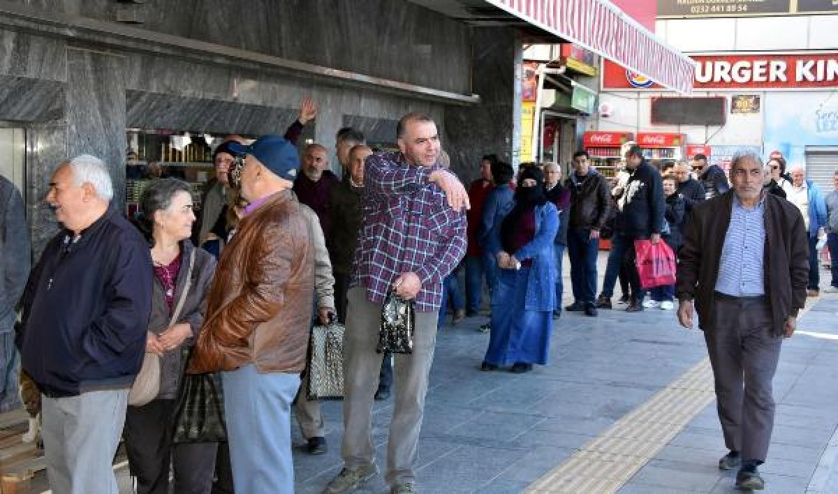 d İzmir'de kolonya kuyruğu