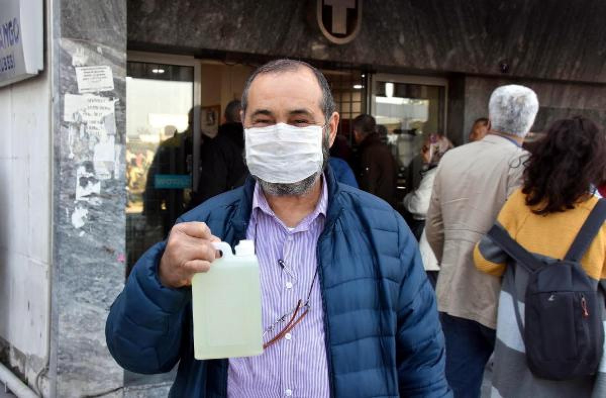 d İzmir'de kolonya kuyruğu