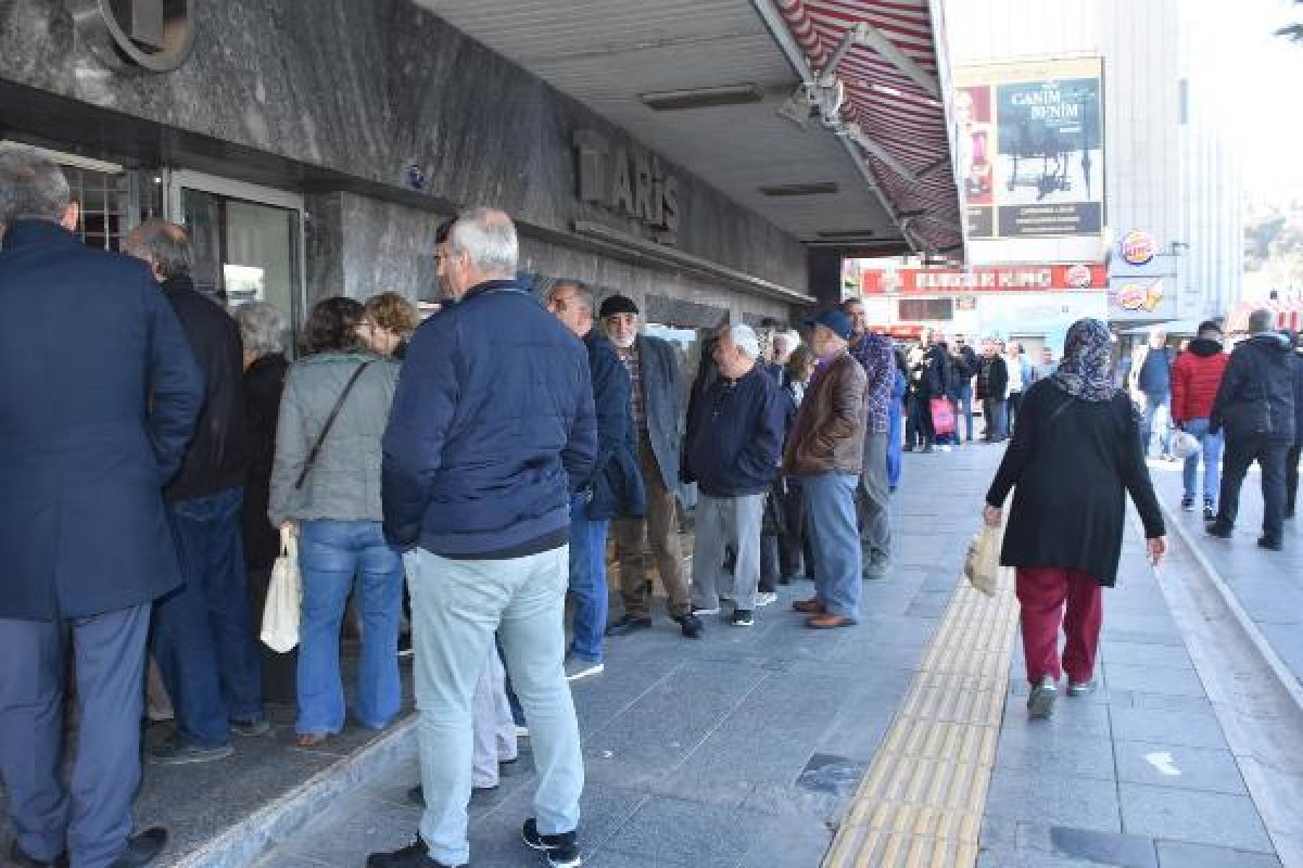 d İzmir'de kolonya kuyruğu