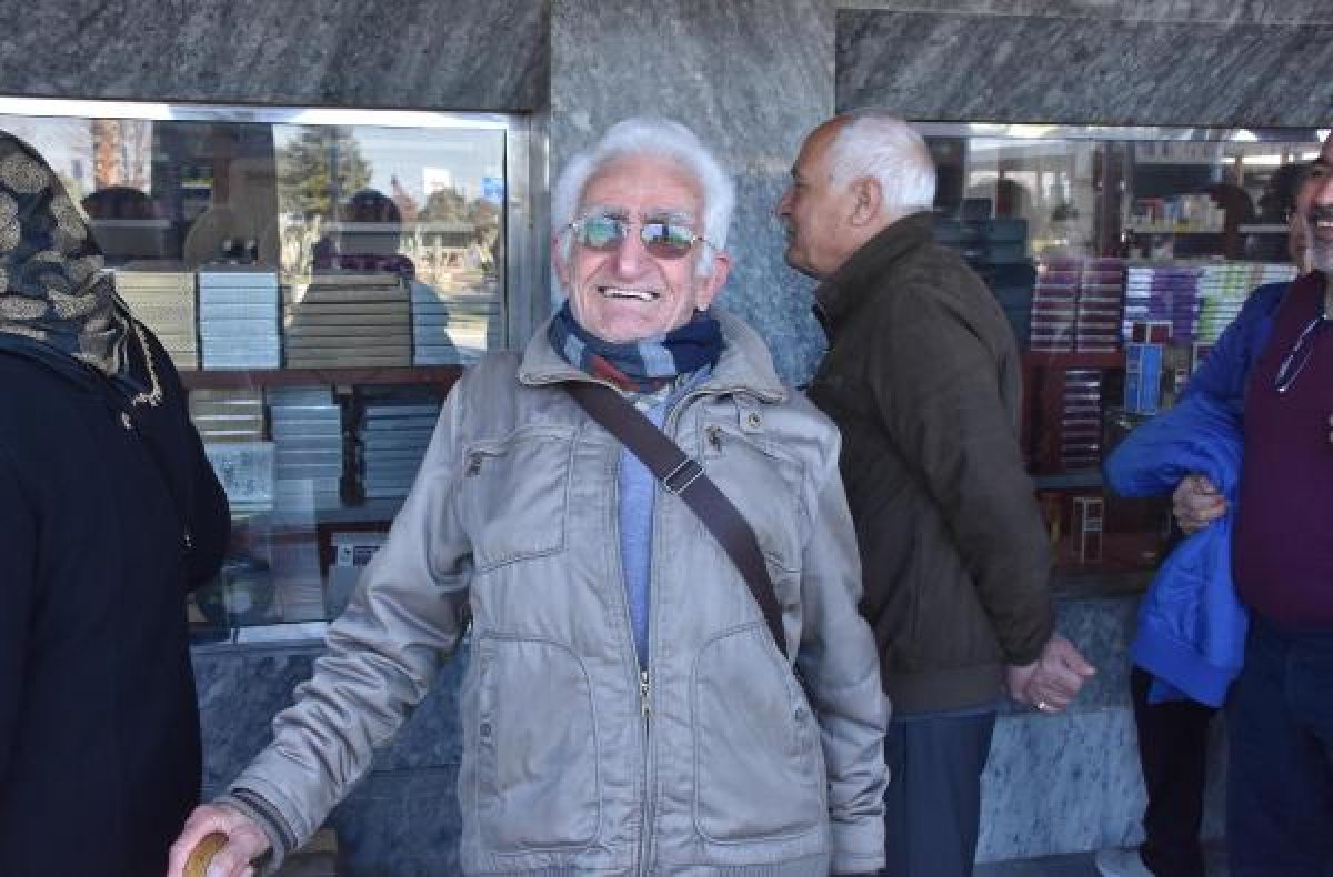 d İzmir'de kolonya kuyruğu