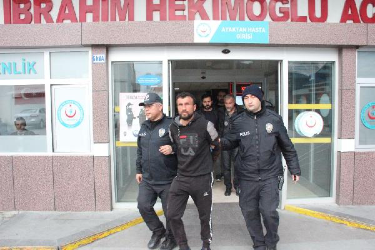 i Cinayet zanlısı, sağlık kontrolüne giderken şarkı söyledi