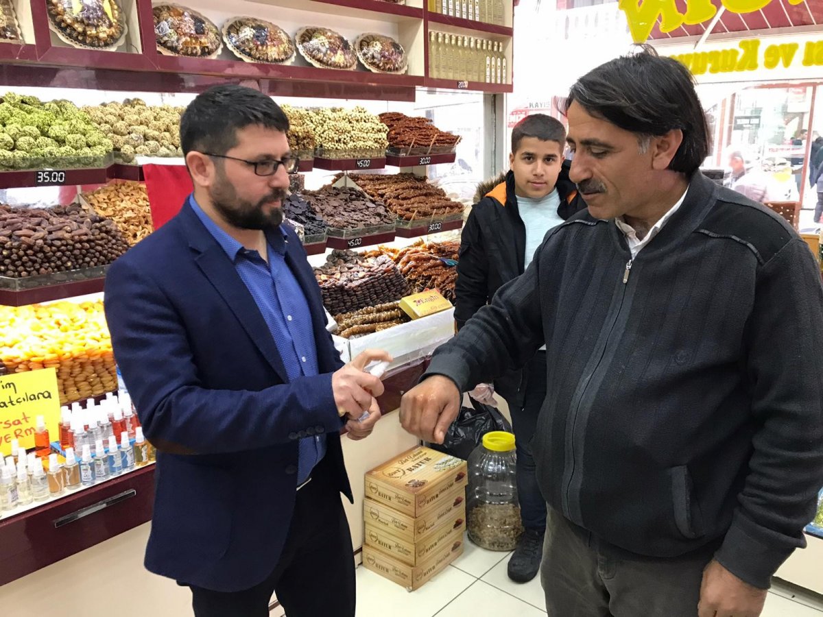 i Alışveriş yapana bedava kolonya dağıtan esnaf