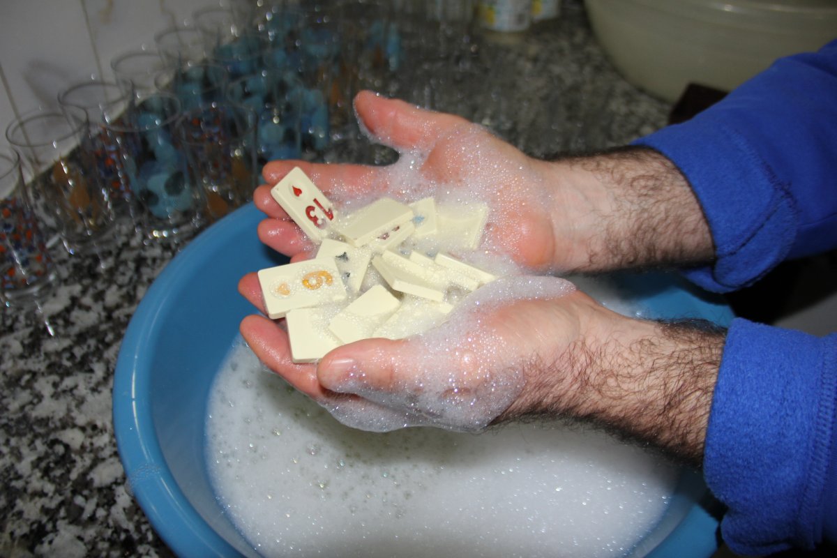 Kahvehanelerde okey taşları dezenfekte edildi