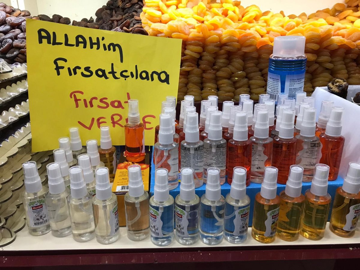 i Alışveriş yapana bedava kolonya dağıtan esnaf