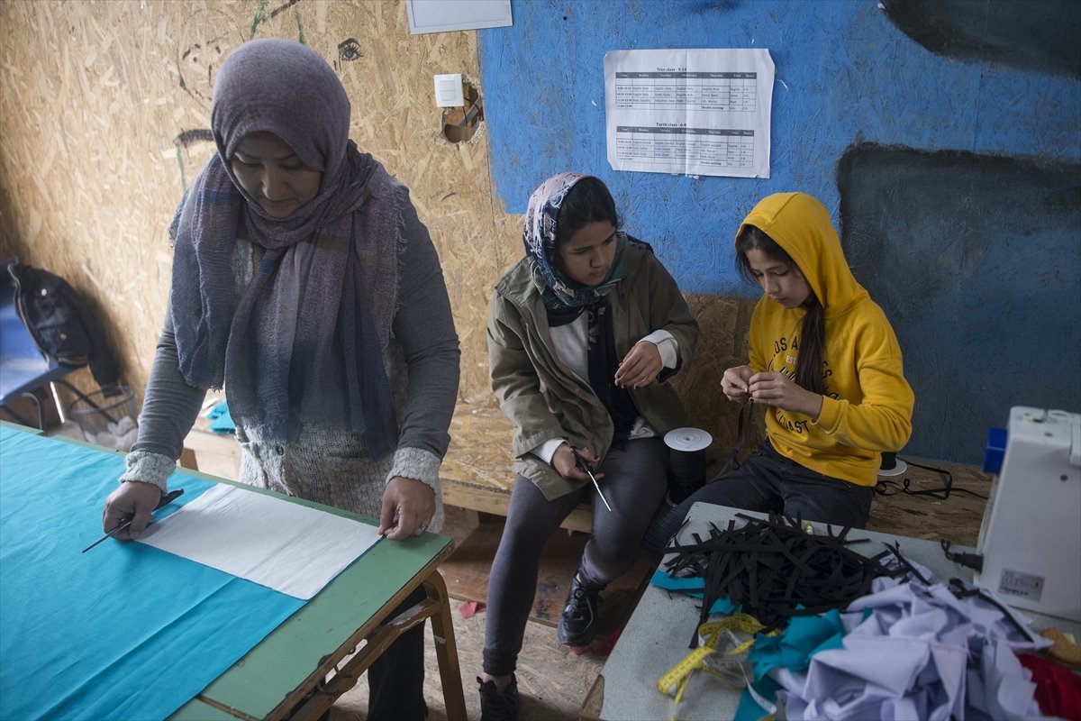 a Midilli'de sığınmacılar maske üretiyor