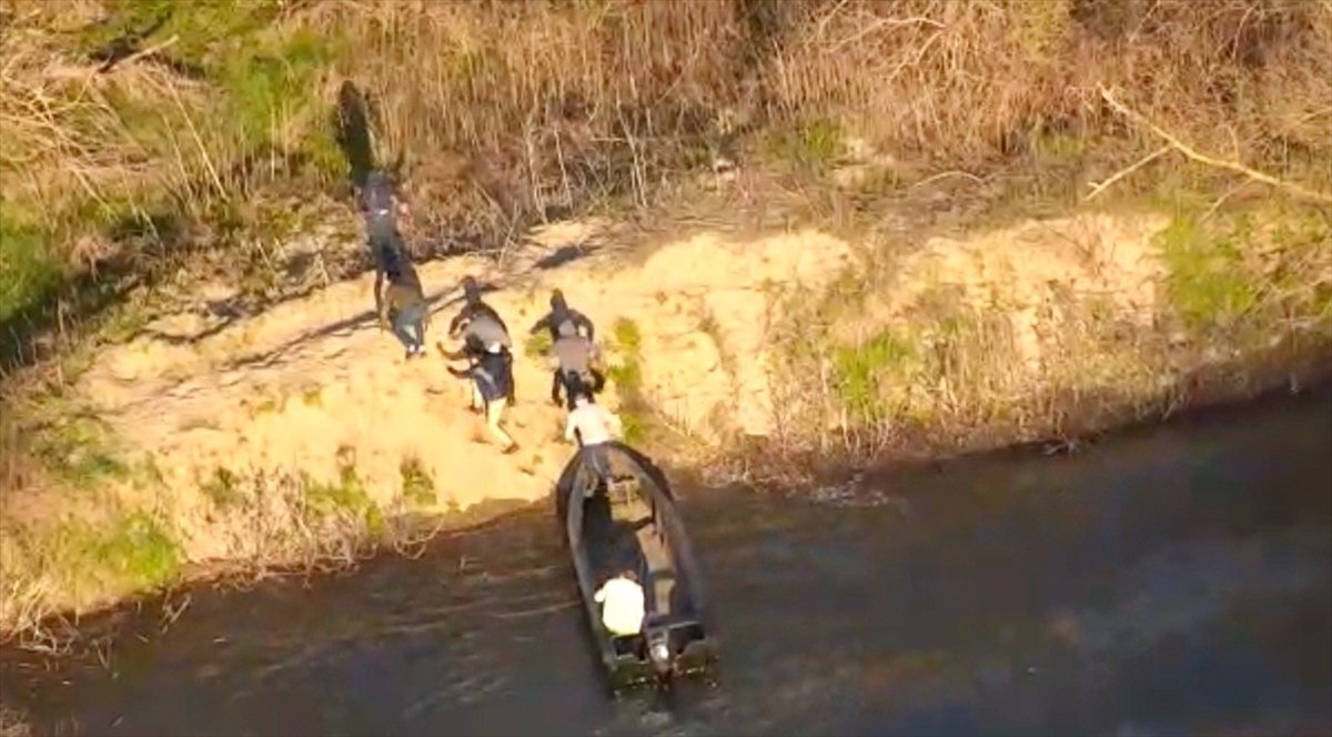 Mülteciler, botla Yunanistan'a geçtiler