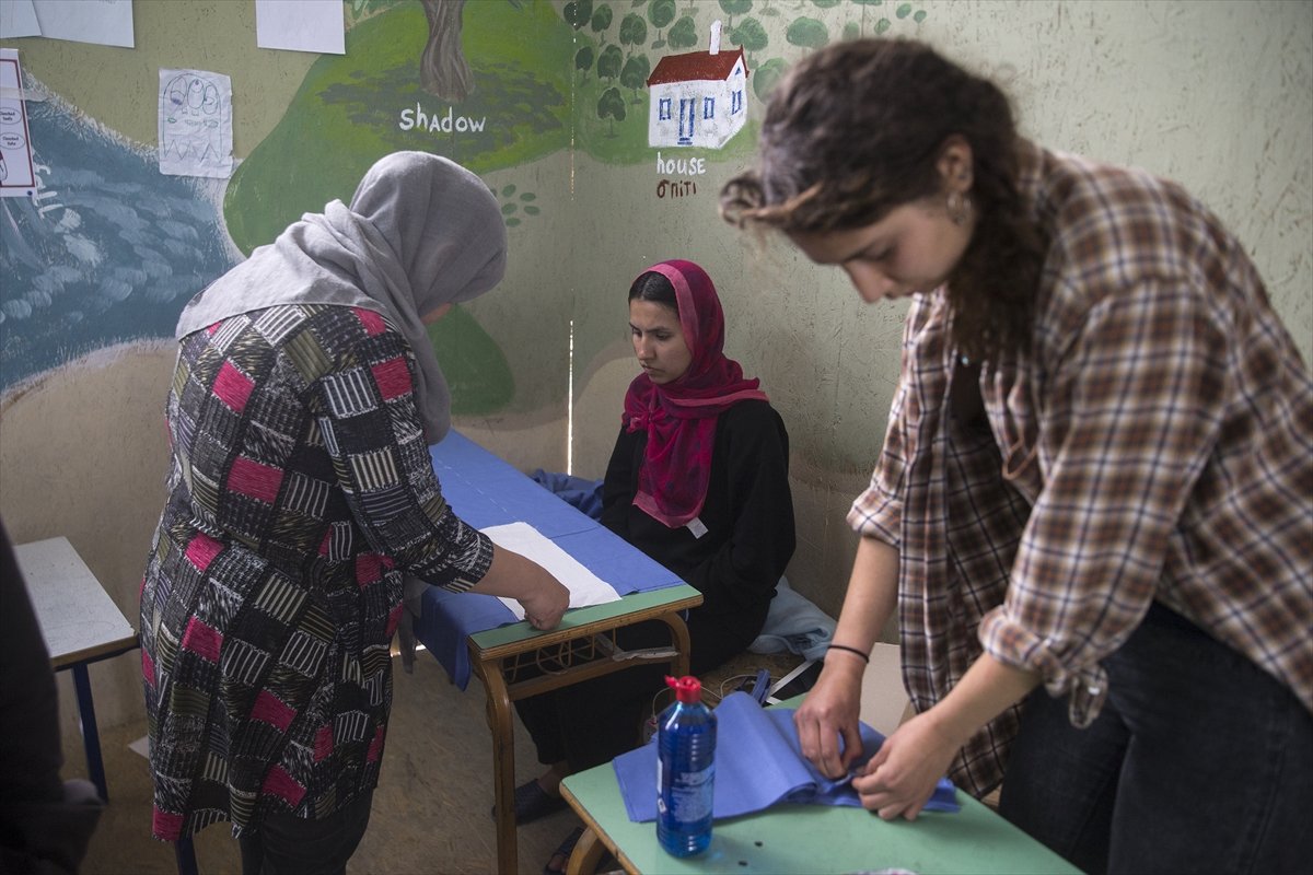 a Midilli'de sığınmacılar maske üretiyor