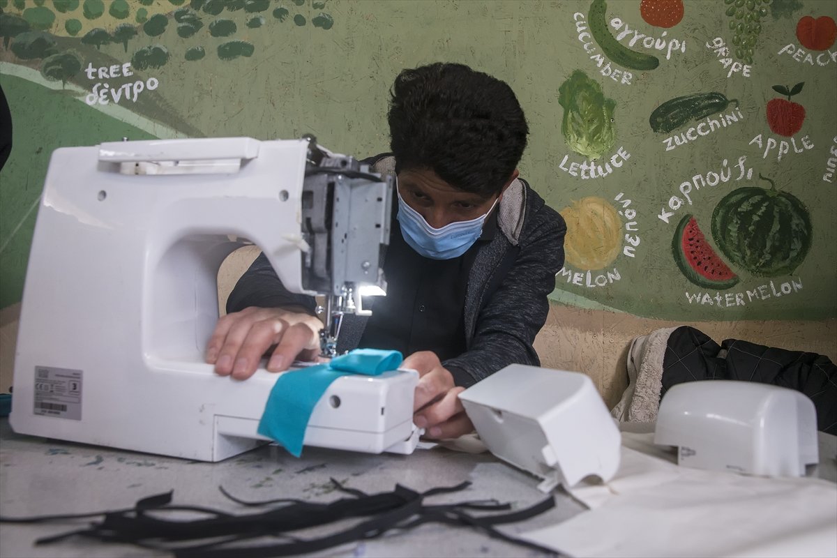 Midilli'de sığınmacılar maske üretiyor