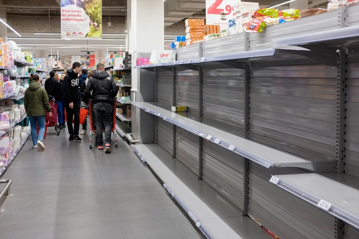 a Paris'te korona endişesiyle market rafları boşaltıldı