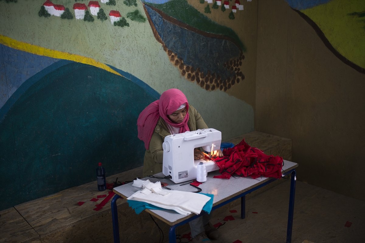a Midilli'de sığınmacılar maske üretiyor