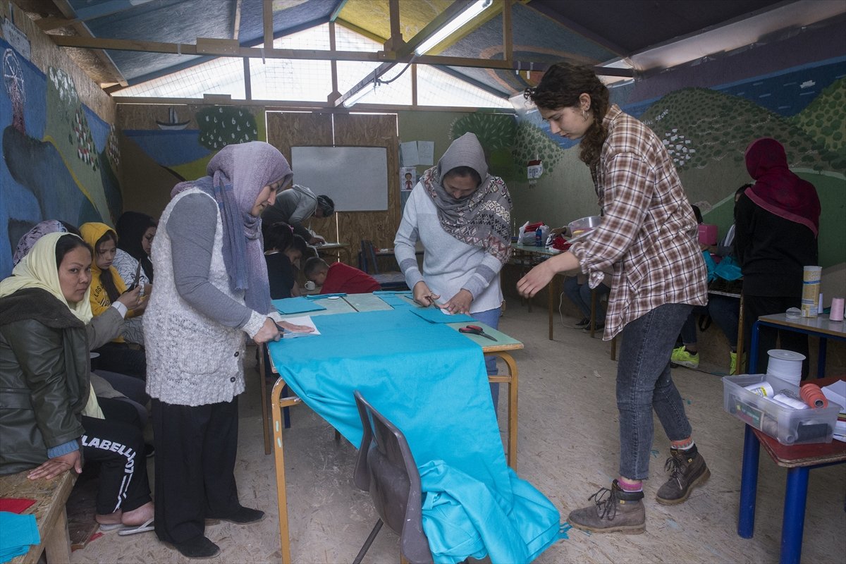 Midilli'de sığınmacılar maske üretiyor