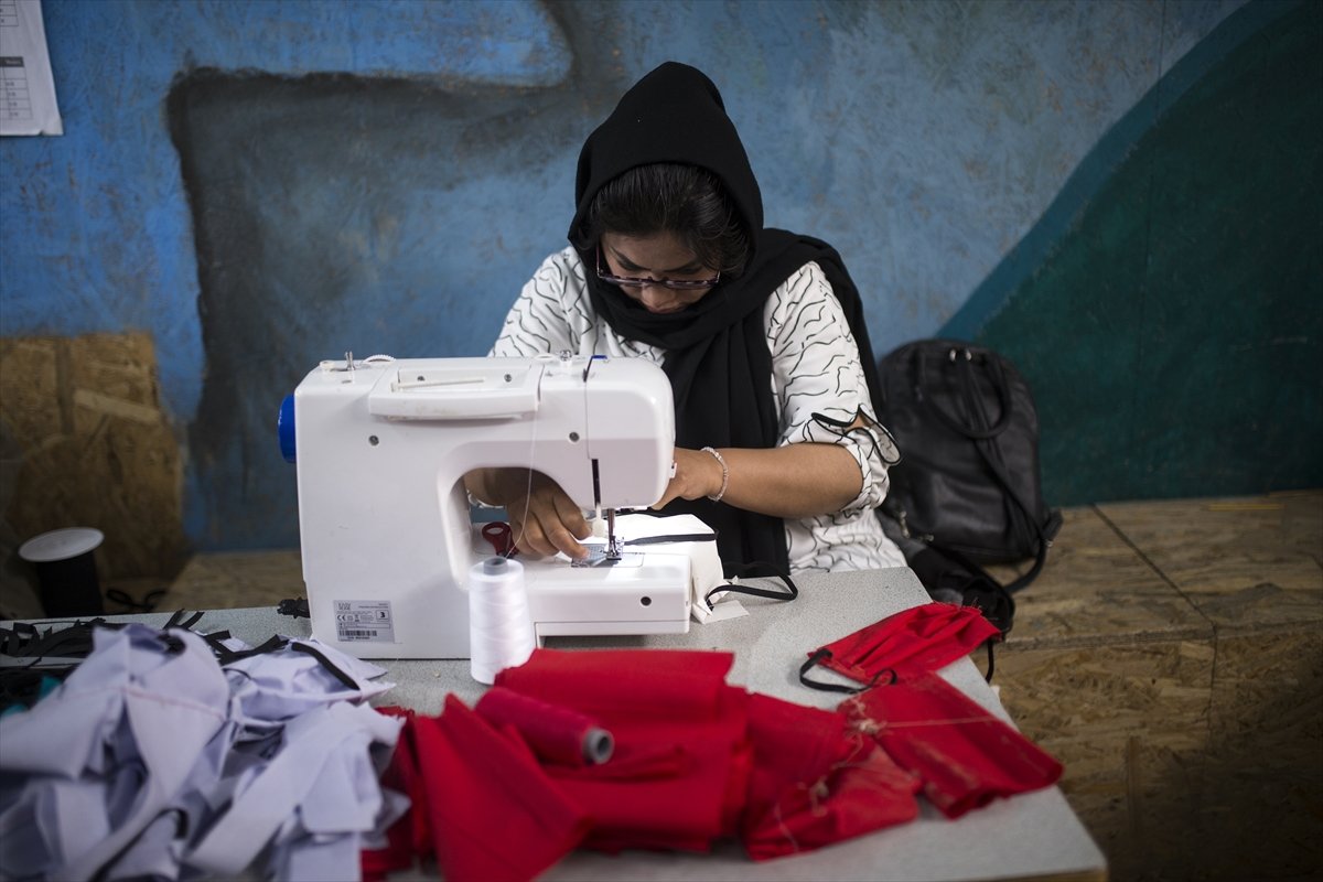 a Midilli'de sığınmacılar maske üretiyor