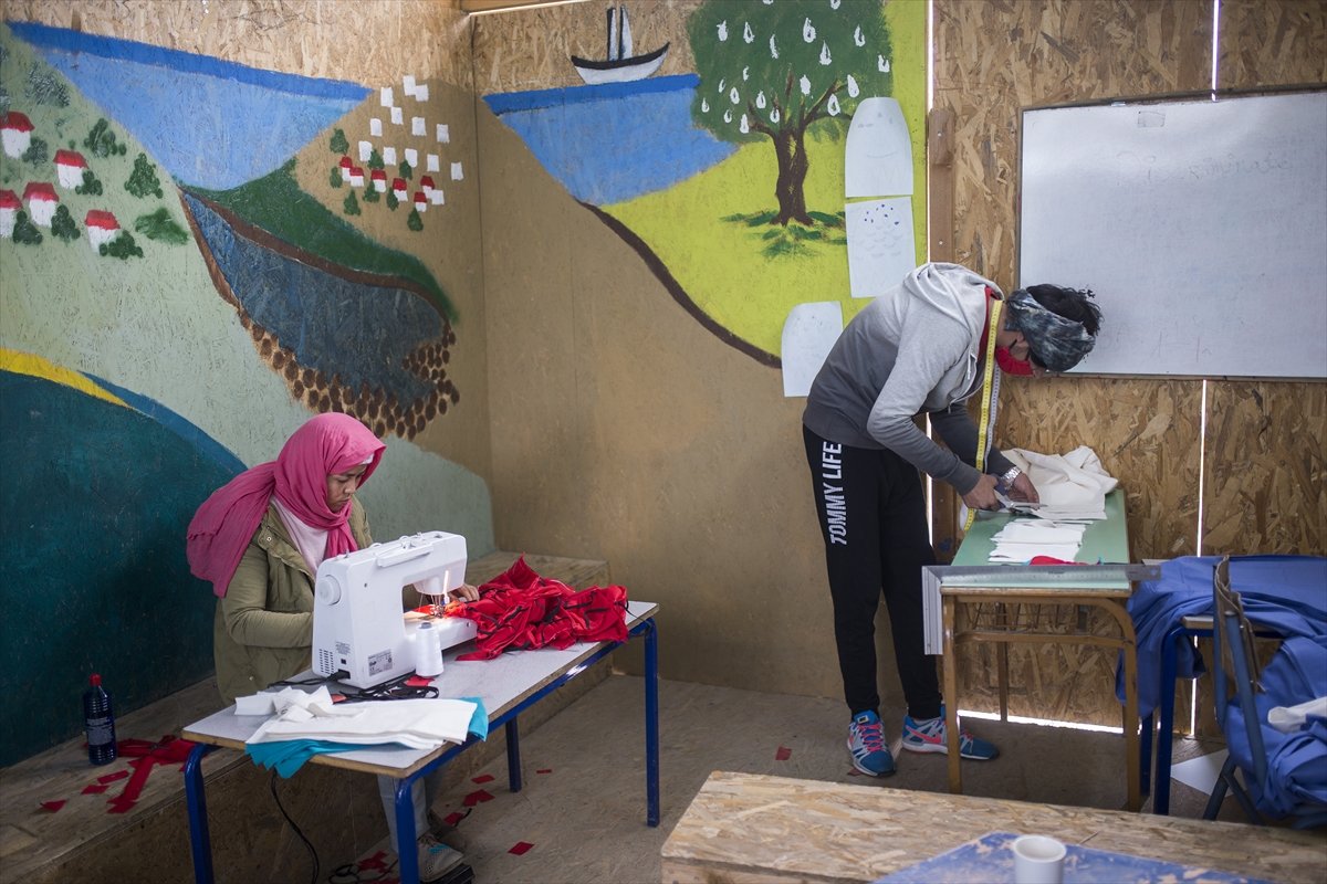 a Midilli'de sığınmacılar maske üretiyor