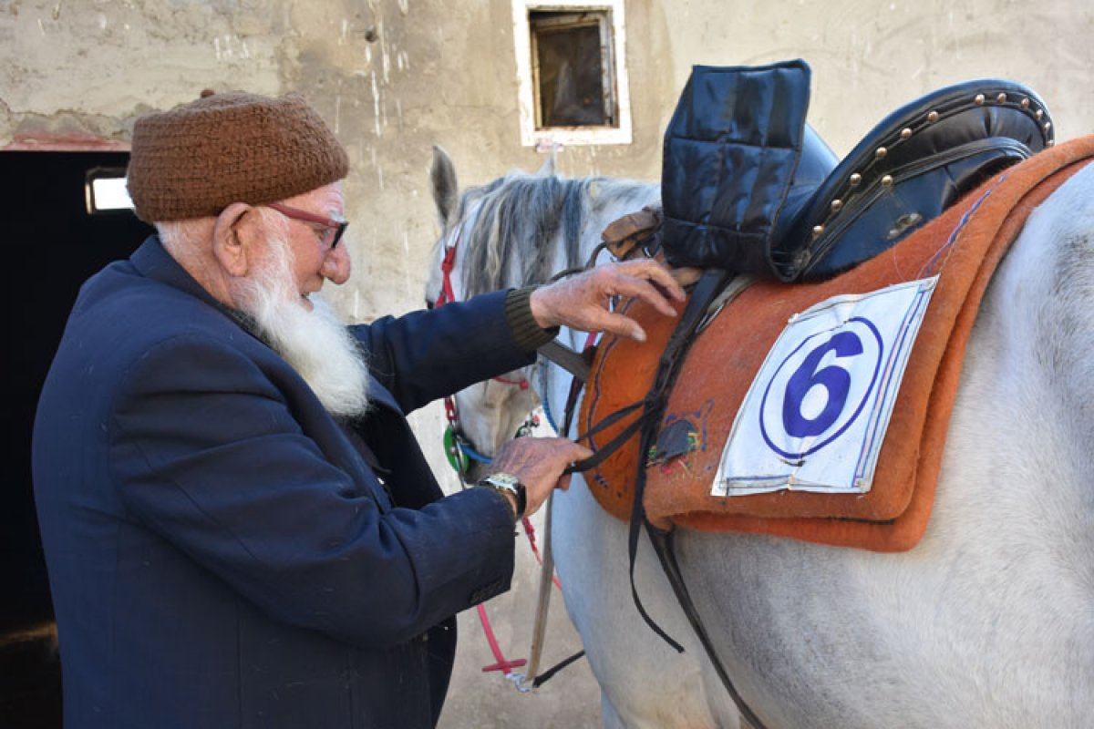 Ciritçi Baki dede, gençlere taş çıkartıyor