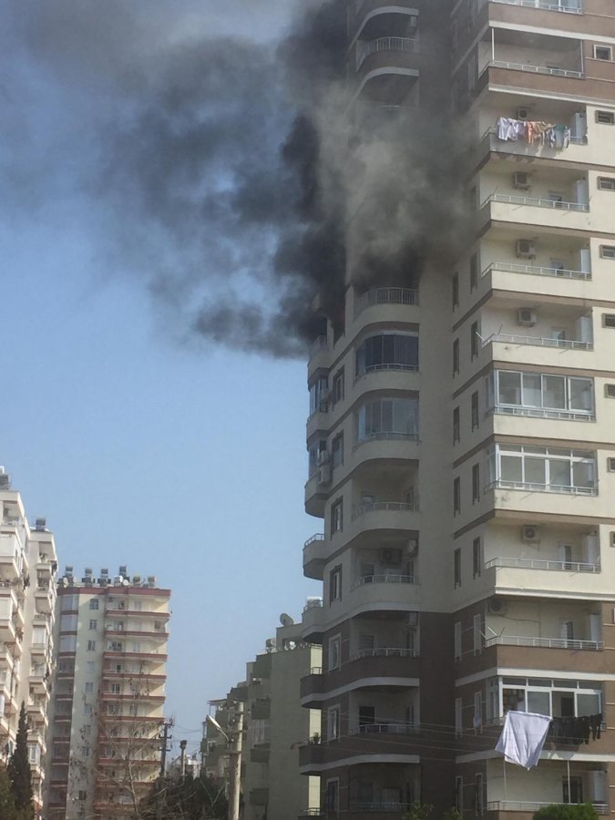 Yangın çıkan evinin balkonundan düşen kadın can verdi