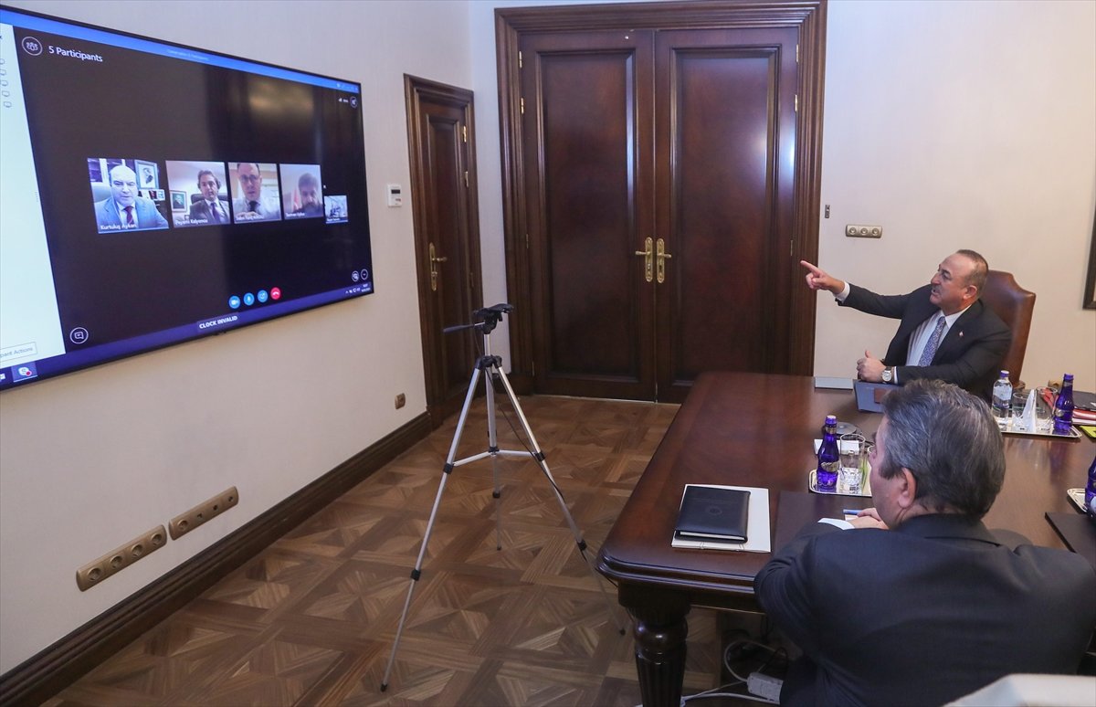 Çavuşoğlu'ndan büyükelçilerle telekonferans görüşmesi