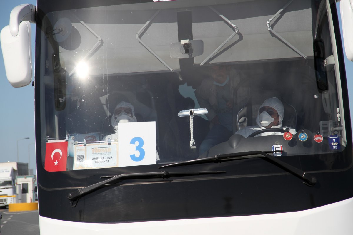 i Avrupa'daki Türkleri taşıyan ilk uçak iniş yaptı