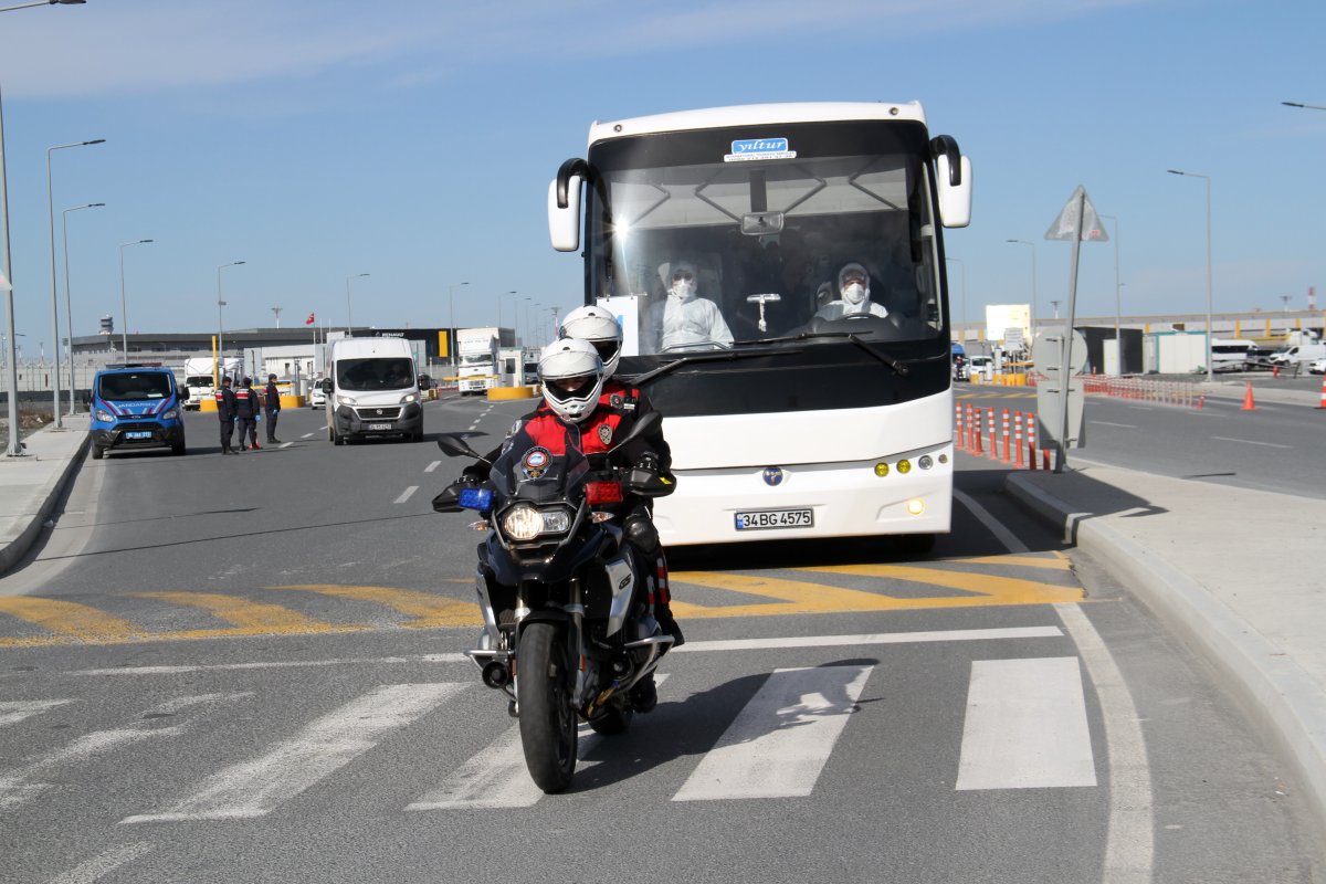 i Avrupa'daki Türkleri taşıyan ilk uçak iniş yaptı